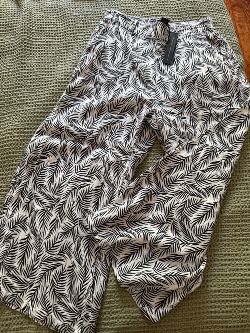 Tahari Black and White Leaf Print Wide-Leg Linen Pants, BNWT